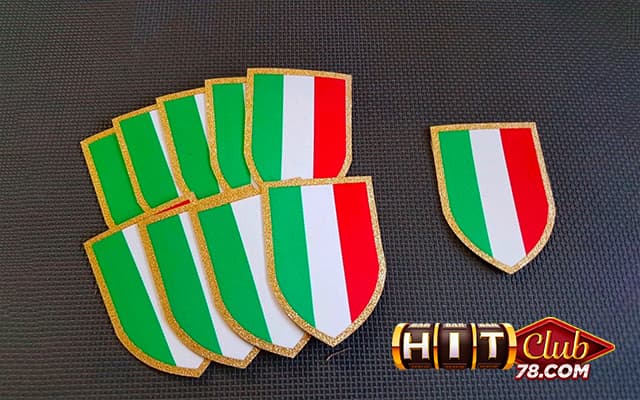 Scudetto có nghĩa là huy hiệu hoặc một chiếc khiên gắn trên áo đấu cho nhà vô địch