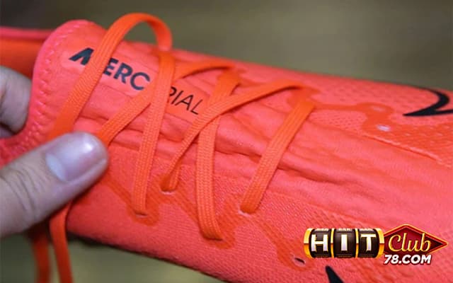 Cách xỏ dây của Dani Alves